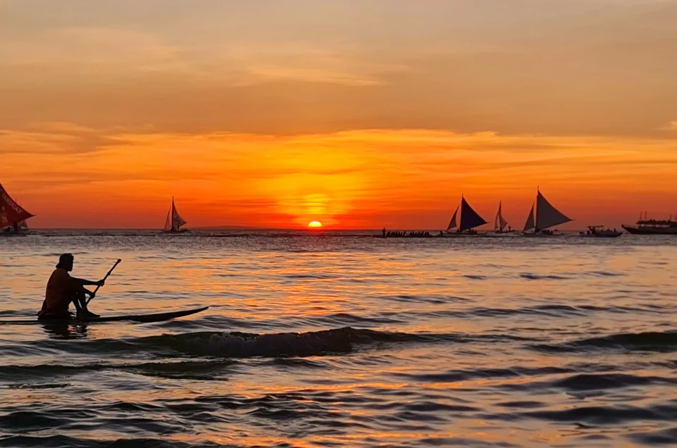 Două plaje, două lumi complet diferite. Aceeași insulă: Boracay!